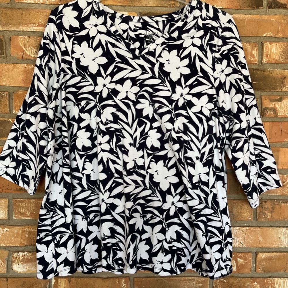 D & Co Essentials Women’s Floral Print Navy and White Women's Top Size 1X